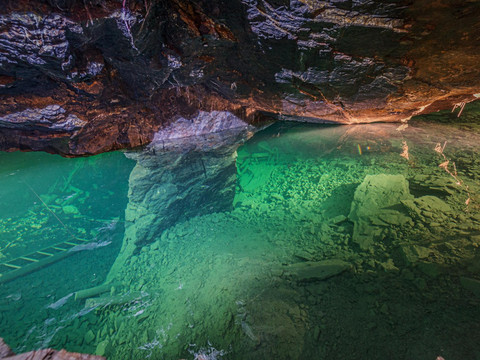 Farbenspiel im unterirdischen Sess