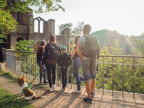 Burg Oybin Eine Familie mit Hund steht auf einem Weg vor der Ruine von Burg Oybin, bei Sonnenuntergang.A family with a dog stands on a path in front of the ruins of Oybin Castle at sunset.Rodina se psem stojí na cestě před zříceninou hradu Oybin při západu slunce.Rodzina z psem stoi na ścieżce przed ruinami zamku Oybin o zachodzie słońca.Een gezin met een hond staat op een pad voor de ruïnes van kasteel Oybin bij zonsondergang.Una famiglia con un cane si trova su un sentiero di fronte alle rovine del castello di Oybin al tramonto.