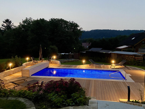 Pool bei Nacht