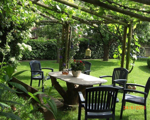 Sitzplatz unter der Pergola