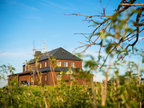 Hirtsteinbaude-im-Frühling-Kammweg