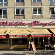 Milchbar Pinguin - Essen mit Kind in Leipzig Der denkmalgeschützte Schriftzug ziert seit den 70er Jahren die Fassade der Milchbar Pinguin.