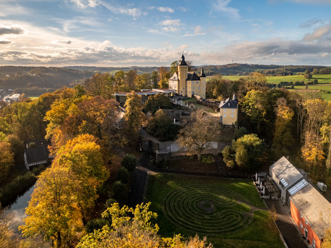 Schloss Homburg <p>Panorama der historischen Burg Nümbrecht umgeben von herbstlichem Wald und ländlicher Hügellandschaft.</p>