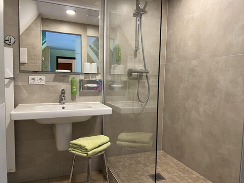 Zi.20-Bad-berghoteltalblick