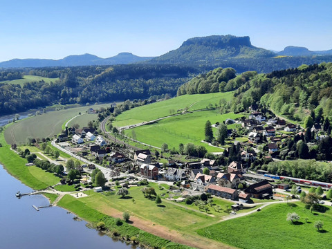 Sächsische Schweiz - Panorama-Ausblick von der Bastei hinab auf das Elbtal