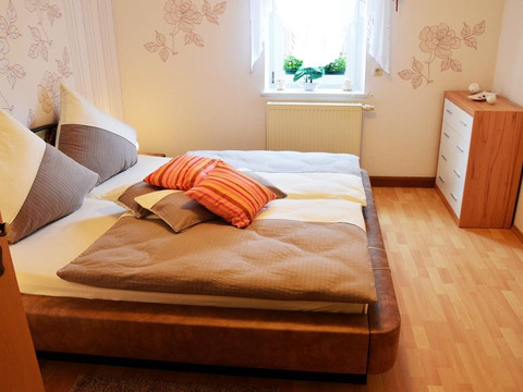 Schlafzimmer mit Doppelbett