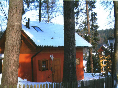 Ferienhaus im Winter.