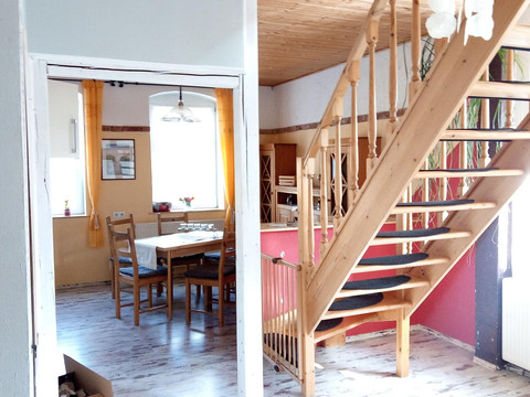 1 Küche mit Treppenaufgang