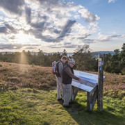 Wanderer an der Infotafel auf dem Kahlen Pön