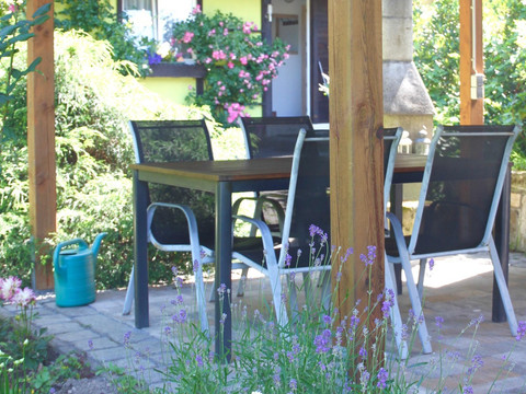 Essplatz in der überdachten Sitzecke