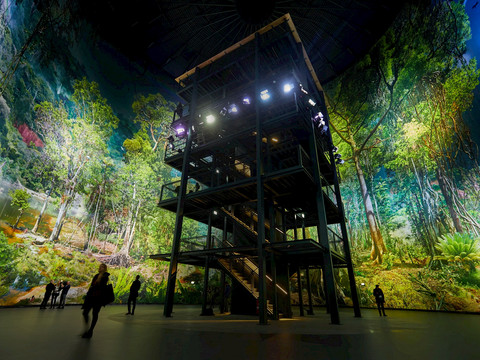 20171117_amazonien_hannover_eoe_pk_cw_9211.2000x0.jpg Ein dreistöckiger Aussichtsturm in einer Amazonien-Ausstellung, umgeben von regenwaldähnlichen Malereien.A three-storey observation tower in an Amazonian exhibition, surrounded by rainforest-like paintings.Třípatrová vyhlídková věž v amazonské expozici, obklopená malbami připomínajícími deštný prales.Trzypiętrowa wieża obserwacyjna na wystawie w Amazonii, otoczona malowidłami przypominającymi las deszczowy.Een observatietoren van drie verdiepingen in een tentoonstelling in het Amazonegebied, omgeven door regenwoudachtige schilderijen.Una torre di osservazione a tre piani in una mostra amazzonica, circondata da quadri simili a quelli della foresta pluviale.