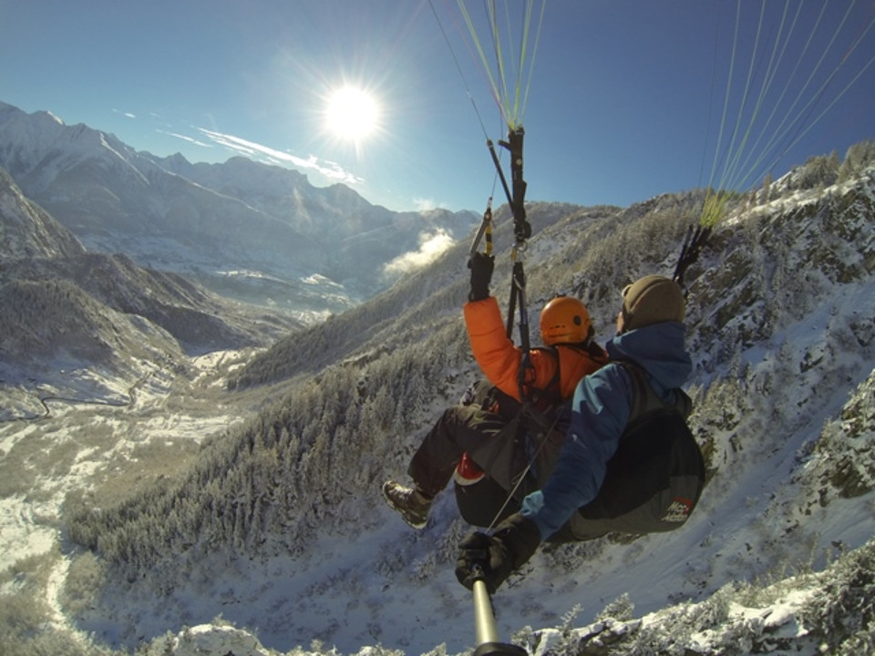 Einen besonderen Blick auf den grossen Aletschgletscher erhascht man bei einem Tendem-Gleitschirmflug.