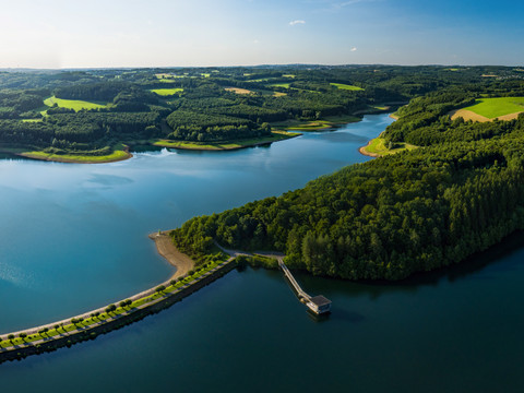 Große Dhünn- Talsperre und Dhünnhochfläche Luftaufnahme  Drohnensicht auf grüne Hügel, Wälder und Gewässer des Stausees, ideal für Naturerholung.