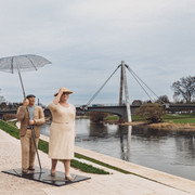 02_2024_03_Huxarium_CWarneke.jpg Überdimensional großes Skulpturenpärchen der bekannten Alltagsmenschen von den Lechner Künstlerinnen an der Weserpromenade, im Hintergrund die Weserbrücke.