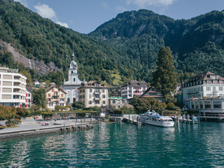 Riviera Schnitzeljagd Vitznau Familie auf der Schnitzeljagd in VitznauFamily on the scavenger hunt in VitznauUne famille à la chasse au trésor à Vitznau