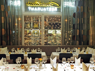 02-CONSILIUM-festliche-Stimmung-Innenraum Ein stilvoll gedecktes Restaurantinterieur mit Lichterketten und eleganten Tischdekorationen.</p>A stylish restaurant interior with fairy lights and elegant table decorations.</p> <p