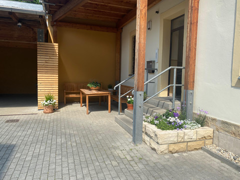 Eingangsbereich mit überdachter Terrasse