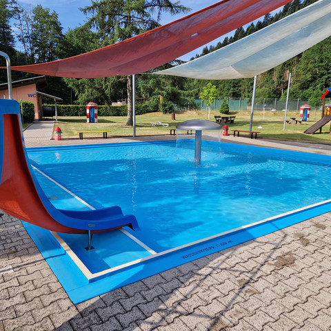 Waldfreibad Calmbach Bad Wildbad Wasserrutsche Kinderbecken Waldfreibad Calmbach Bad Wildbad Wasserrutsche Kinderbecken