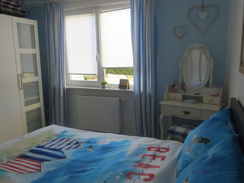 IMG_3847.JPG Gemütliches Schlafzimmer in Blau-Weiß, mit Strandmotiven auf Bettwäsche und romantischem Schminktisch.