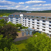 Bad Driburg_Gräfliche Kliniken_Caspar Heinrich Klinik©JanBraun_1920 px.jpg Blick auf die Caspar Heinrich Klinik, umgeben von Bäumen, mit fünfgeschossigem Gebäude und schöner Gartenanlage.
