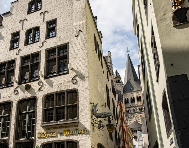 Cologne old town Historisches Gebäude in Kölns Altstadt mit dem Schriftzug "Sünner im Walfisch".Historic building in Cologne's old town with the lettering "Sünner im Walfisch".