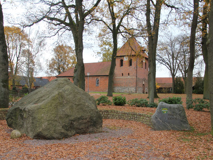 Riese von Lüder und Feldsteinkapelle St. Bartholomäus