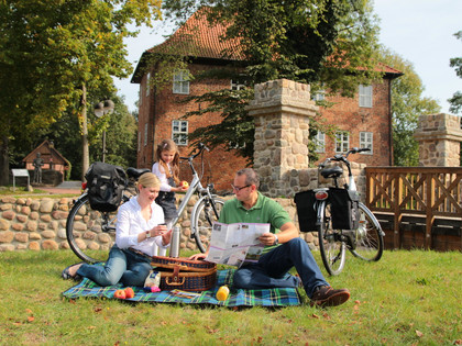 Picknick vor Burg Bodenteich