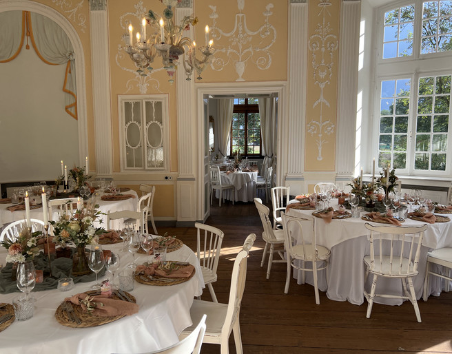 Hochzeit Schloss Deko.jpg Raum im Barockstil mit weiß eingedeckten Banketttischenroom in Baroque style with white-covered banquet tables