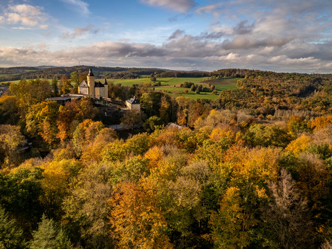 Schloss Homburg Luftaufnahme von Schloss Homburg inmitten herbstlicher Wälder bei Nümbrecht.