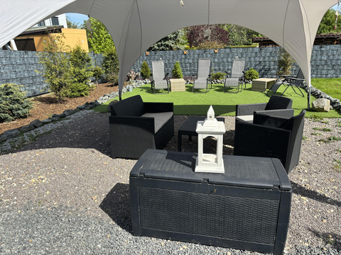 Pavillon mit Gartenmöbeln