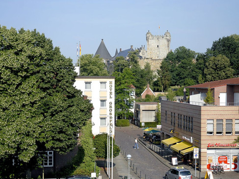 Hotel Grossfeld - Blick zur Burg