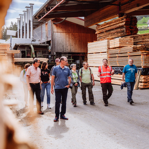 Saegewerk Zuefle Holzverarbeitung Vom Baumstamm zum Blockhaus Fuehrung Rundgang