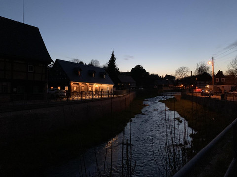 Ferienhaus an der Mandau bei Nacht