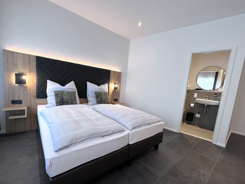 Doppelzimmer_Zimmer2_EG (4).jpg