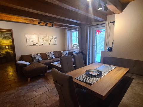 Wohnbereich mit Ausgang zur Terrasse