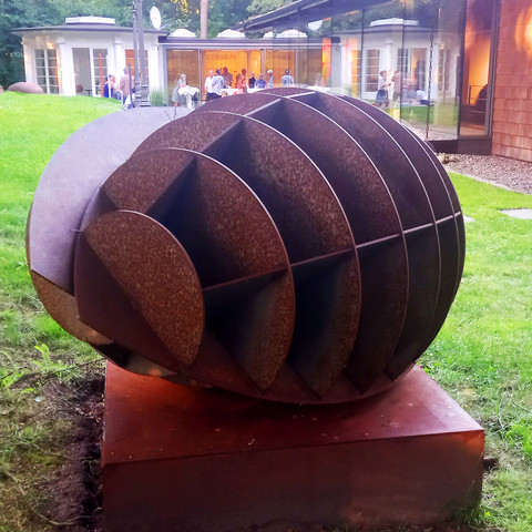 Harald A. Finke Pflanzendenkmal-Chloroplast-MItochondrium 2022.jpg Das Bild zeigt eine faszinierende moderne Skulptur von Harald A. Finke im Jahr 2022, die organische Formen verkörpert und das Zusammenspiel von Chloroplasten und Mitochondrien thematisiert.