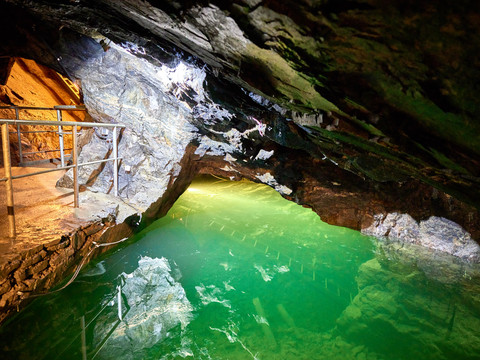 Unterirdischer See im Marie Louise Stolln.jpg Unterirdischer See in einem beleuchteten und begehbaren Stollen mit schimmerndem, türkisfarbenem Wasser.