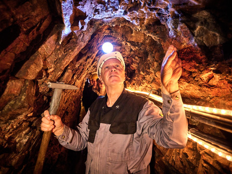 Glück Auf! Am Besucherbergwerk "Marie Louise Stolln" Ein Grubenführer erklärt in einem beleuchteten Bergwerksstollen die uralte Kunst des Tunnelbaus.