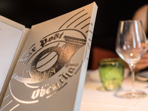 Hotel Zur Post Ein elegantes Menü und gedeckter Tisch im Gourmet-Restaurant "Zur Post" in Odenthal.