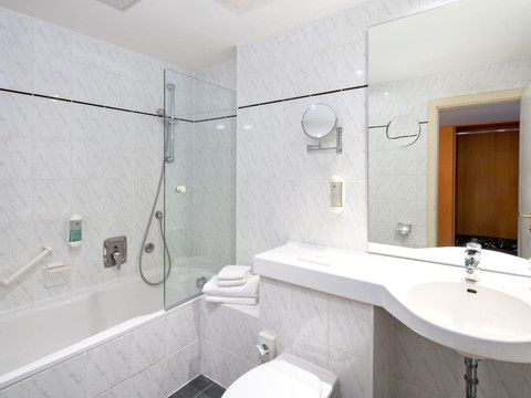 Badezimmer mit Duschwanne