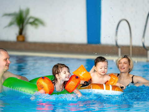 Innen-Pool mit Familie