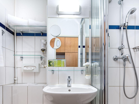 kleines Badezimmer mit Dusche