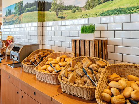 Frühstücksbuffet mit Brötchenauswahl