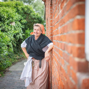 Fotoshooting 200 Jahre Hafen Fedderwardersiel mit historischen Figuren. Im Bild: Elke Evers spielt Wirtsfrau Grete Mein. Foto: Hartmann Fotoshooting 200 Jahre Hafen Fedderwardersiel mit historischen Figuren. Im Bild: Elke Evers spielt Wirtsfrau Grete Mein. Foto: Hartmann