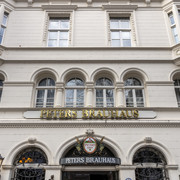 Peters Brauhaus Peters Brauhaus mit seinen historischen weißen Fassaden und goldener Beschriftung in Köln.Peters Brauhaus with its historic white facades and golden lettering in Cologne.