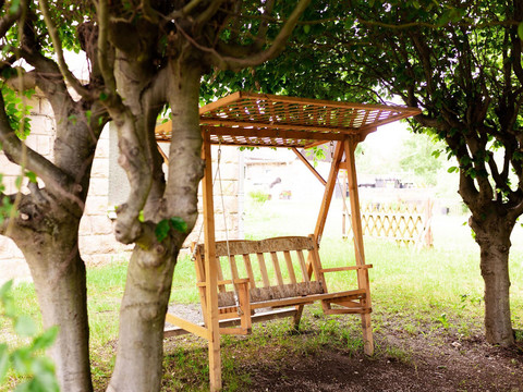 Sitzmöglichkeit im Garten mit Sicht auf das Wasser
