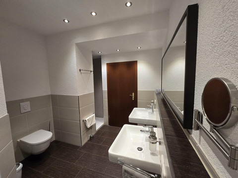 Großes Bad mit Dusche, Wanne, WC, 2 Waschtische