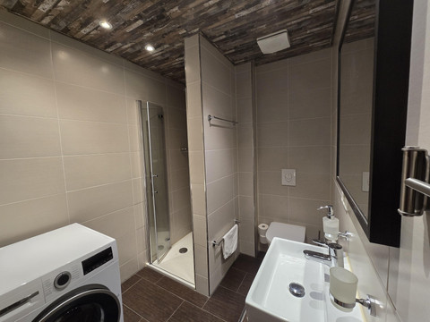 Kleines Bad mit Waschtrockner