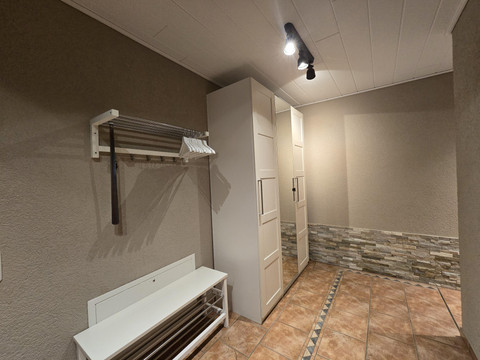 Diele mit Wäscheschrank