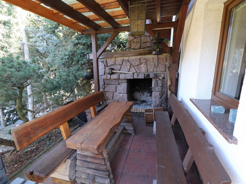 überdachte Terrasse mit Grill